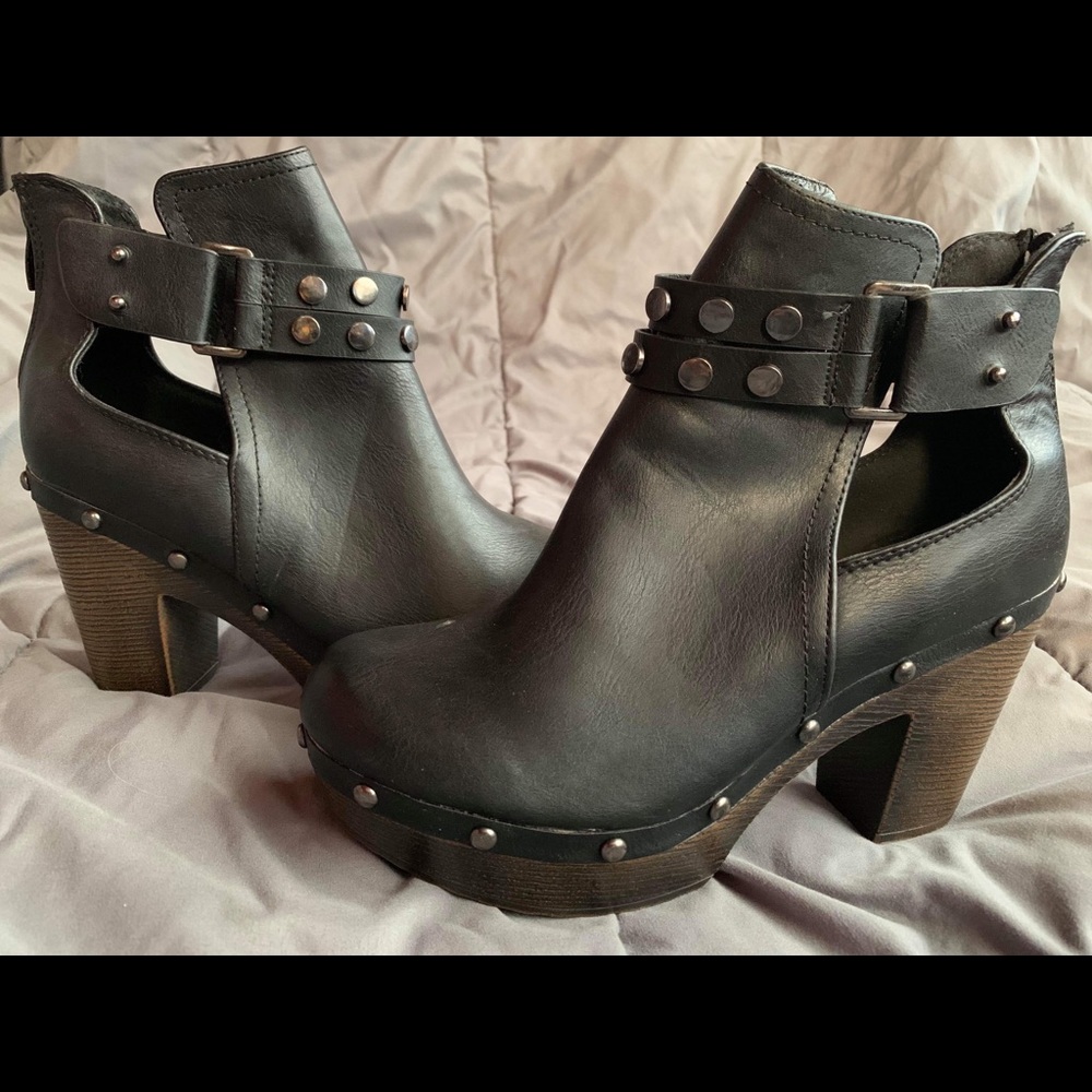 Black heeled boots
